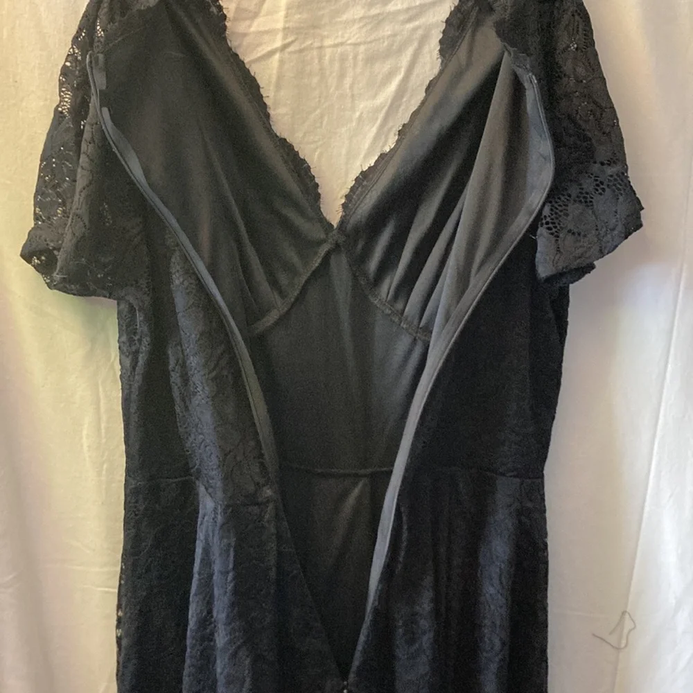 Black lace overlay dress. - Picture 5 of 5